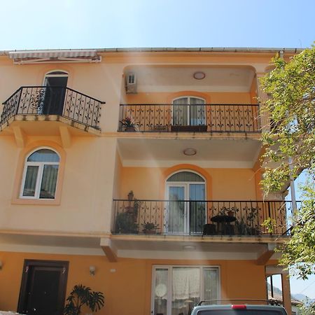 Yellow House - Vaja Sarpi Extérieur photo