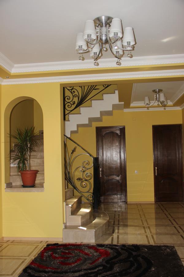 Yellow House - Vaja Sarpi Extérieur photo